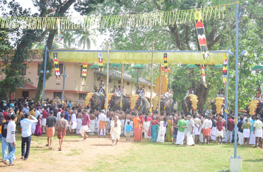 നന്തിപുലം കിഴക്കേ കുമരഞ്ചിറ ഭഗവതി ക്ഷേത്രത്തിലെ പത്താമുദയ മഹോത്സവം ആഘോഷിച്ചു.