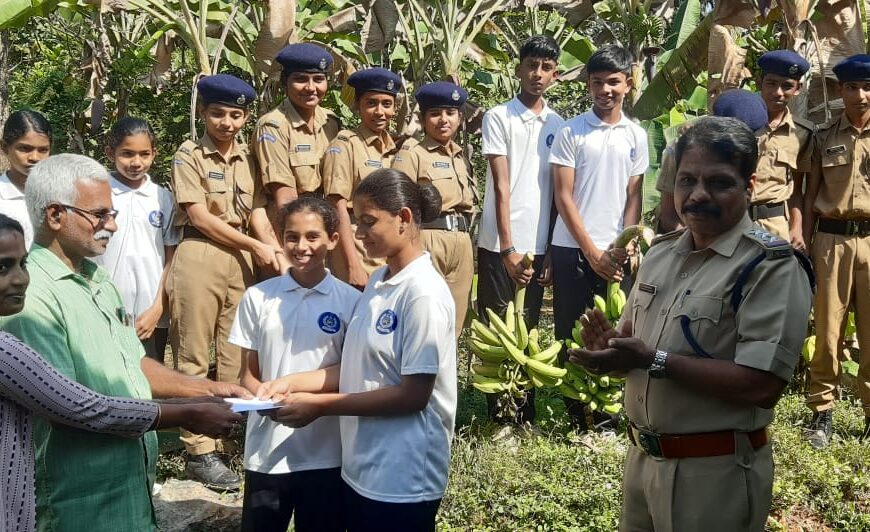 വരന്തരപ്പിള്ളി എന്റെ സ്‌റ്റേഷന്‍ എന്റെ അഭിമാനം പദ്ധതിയുടെ ഭാഗമായി മുപ്ലിയം ഗവണ്‍മെന്റ് ഹയര്‍ സെക്കന്ററി സ്‌കൂള്‍ എസ്പിസി വരന്തരപ്പിള്ളി പോലീസ് സ്‌റ്റേഷന്‍ വളപ്പില്‍ നട്ടുവളര്‍ത്തി സംരക്ഷിച്ചു പോരുന്ന കാര്‍ഷിക വിളകളുടെ വിളവെടുപ്പ് നടത്തി. 