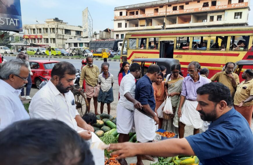 നിത്യോപയോഗ സാധനങ്ങളുടെ വില വര്‍ദ്ധനവിനെതിരെ യുഡിഎഫ് പുതുക്കാട് നിയോജക മണ്ഡലം കമ്മിറ്റിയുടെ നേതൃത്വത്തില്‍ പുതുക്കാട് സെന്ററില്‍ പ്രതിഷേധ കട നടത്തി. 