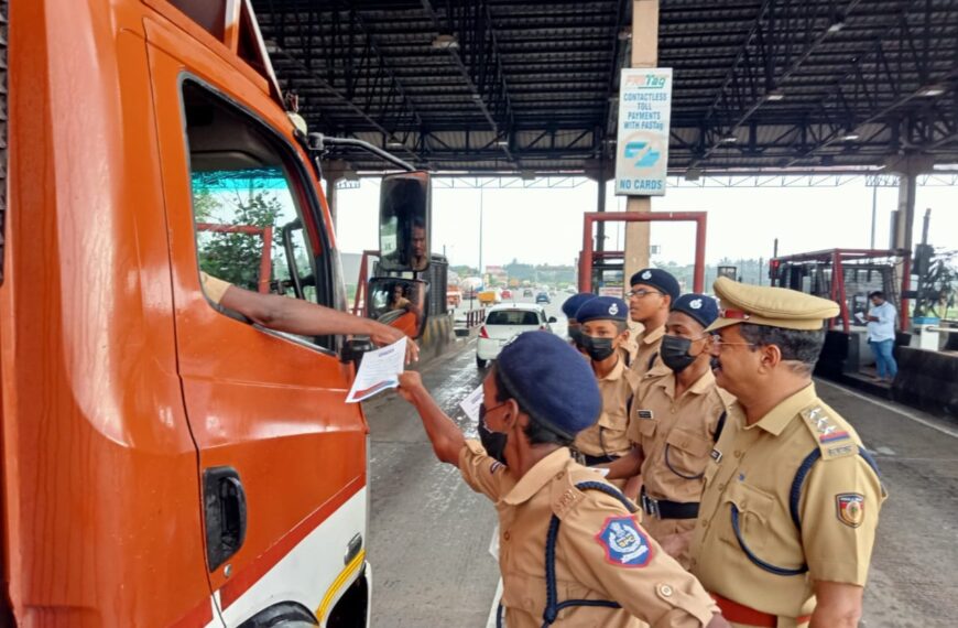 അളഗപ്പനഗര്‍ പഞ്ചായത്ത് ഹയര്‍ സെക്കന്‍ഡറി സ്‌കൂളിലെ എസ്പിസിയും പുതുക്കാട് പോലീസും ചേര്‍ന്ന് ട്രാഫിക് ബോധവല്‍ക്കരണ ലഘുലേഖ വിതരണം നടത്തി. 