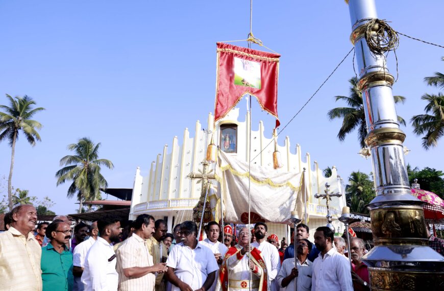 കല്ലൂര്‍ കിഴക്കേ പള്ളിയിലെ വി. സെബാസ്റ്റ്യാനോസിന്റെ തിരുനാളിന്റെ കൊടിയേറ്റം ഫാ. ജോര്‍ജ്ജ് തേര്‍മഠം നിര്‍വഹിച്ചു.