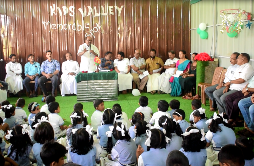 പുതുക്കാട് സെന്റ് ആന്റണീസ് എല്‍പി സ്‌കൂളില്‍ പുതുതായി നിര്‍മ്മിച്ച കുട്ടികളുടെ പാര്‍ക്ക് കിഡ്‌സ് വാലി വിദ്യാര്‍ത്ഥികള്‍ക്കായി തുറന്നു നല്‍കി.