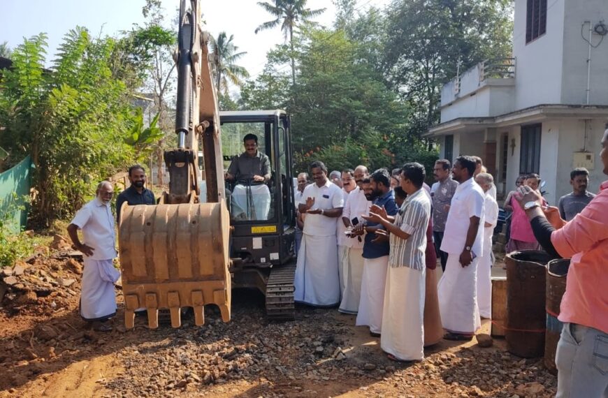 മുഖ്യമന്ത്രിയുടെ തദ്ദേശീയ റോഡ് പുനരുദ്ധാരണ പദ്ധതിയില്‍ ഉള്‍പ്പെടുത്തി നവീകരിക്കുന്ന പുലക്കാട്ടുകര ഷട്ടര്‍ പാലം മഠം റോഡിന്റെ നിര്‍മ്മാണോദ്ഘാടനം കെ.കെ. രാമചന്ദ്രന്‍ എംഎല്‍എ നിര്‍വഹിച്ചു.