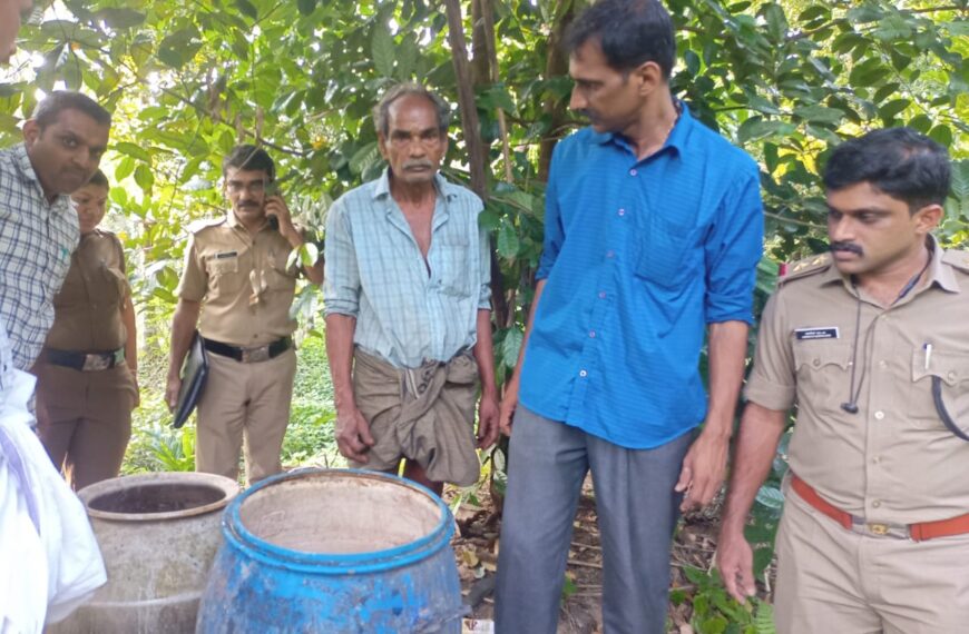 വരന്തരപ്പിള്ളി വേപ്പൂരില്‍ ആളൊഴിഞ്ഞ പറമ്പില്‍ ചാരായം വാറ്റുന്നതിനിടെ 150 ലിറ്റര്‍ വാഷും വാറ്റുപകരണങ്ങളുമായി ഒരാളെ എക്‌സൈസ് സംഘം പിടികൂടി.