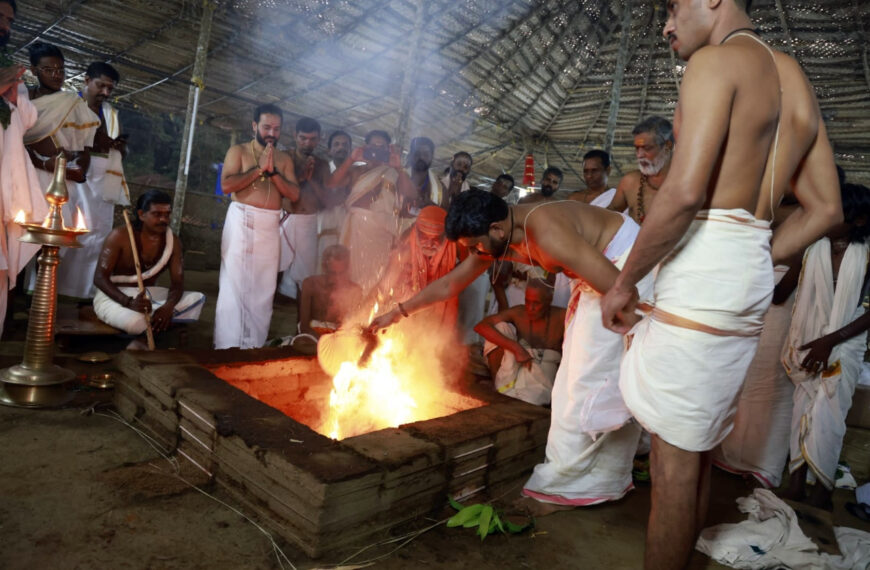 കൊടകര വട്ടേക്കാട് തപോവനം ദക്ഷിണാമൂര്‍ത്തി വിദ്യാപീഠം നവഗ്രഹ ശിവക്ഷേത്രത്തില്‍ അതിരുദ്ര മഹായാഗത്തിന് തുടക്കമായി. 