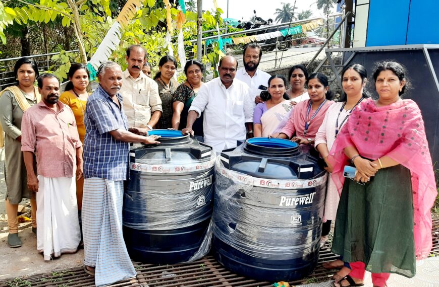 പുതുക്കാട് ഗ്രാമ പഞ്ചായത്തിലെ പട്ടികജാതി വിഭാഗക്കാര്‍ക്ക് നല്‍കുന്ന വാട്ടര്‍ ടാങ്കിന്റെ വിതരണോദ്ഘാടനം ഗ്രാമ പഞ്ചായത്ത് പ്രസിഡന്റ് കെ.എം. ബാബുരാജ് നിര്‍വ്വഹിച്ചു