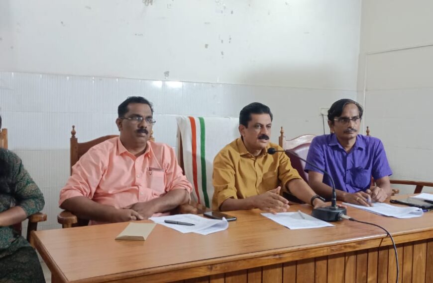 പുതുക്കാട് നിയോജകമണ്ഡലത്തിലെ വികസന പ്രവര്‍ത്തികളുടെ അവലോകനയോഗം കെ.കെ രാമചന്ദ്രന്‍ എംഎല്‍എയുടെ അധ്യക്ഷതയില്‍ ചേര്‍ന്നു
