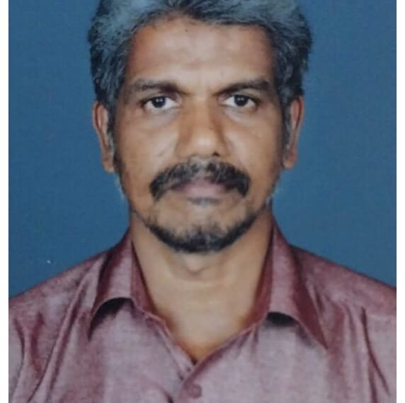 ആനന്ദപുരം മഹാവിഷ്ണു ക്ഷേത്രത്തിലെ തിരുവുത്സവത്തോടനുബന്ധിച്ച് കതിന പൊട്ടിക്കുന്നതിനിടെ വരന്തരപ്പിള്ളി ഗ്രാമപഞ്ചായത്ത് മുന്‍ അംഗവും വെടിക്കെട്ട് ജോലിക്കാരനുമായ മധ്യവയസ്‌കന്‍ കുഴഞ്ഞുവീണ് മരിച്ചു