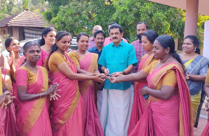 നെന്മണിക്കര ഗ്രാമപഞ്ചായത്തിലെ ഹരിത കര്‍മ്മ സേന അംഗങ്ങള്‍ക്ക് മാലിന്യങ്ങള്‍ ശേഖരിക്കുന്നതിനായുള്ള വാഹനം കൈമാറി