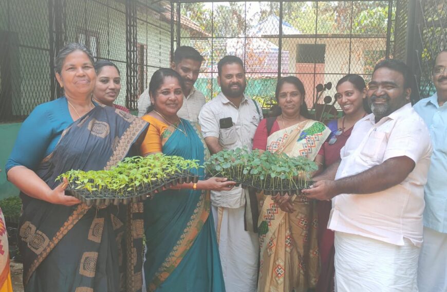 അളഗപ്പനഗര്‍ പഞ്ചായത്തിലെ കൃഷിഭവന്റെ നേതൃത്വത്തില്‍ പൊലിമ പുതുക്കാട് പദ്ധതിയുടെ ഭാഗമായി കുടുംബശ്രീ ഗ്രൂപ്പുകള്‍ക്ക് പച്ചക്കറി തൈകള്‍ വിതരണം ചെയ്തു