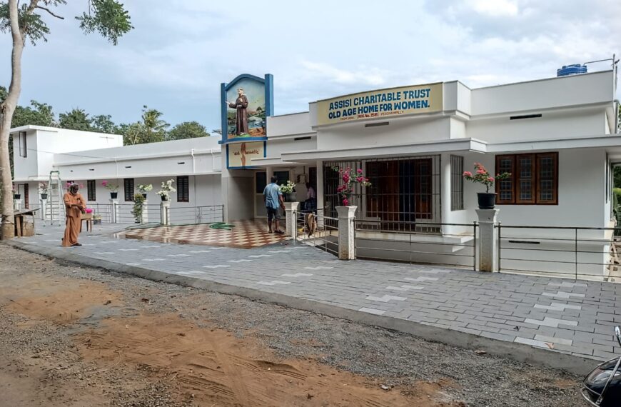 നിരാലംബരായ അമ്മമാര്‍ക്ക് വേണ്ടി ആലേങ്ങാട് നിര്‍മ്മിച്ചിരിക്കുന്ന അസീസി ചാരിറ്റബിള്‍ ഓള്‍ഡ് ഏജ് ഹോം ഫോര്‍ വുമണിന്റെ ആശീര്‍വാദ കര്‍മ്മം മോണ്‍. ആന്റണി കുരിശിങ്കല്‍ നിര്‍വഹിച്ചു