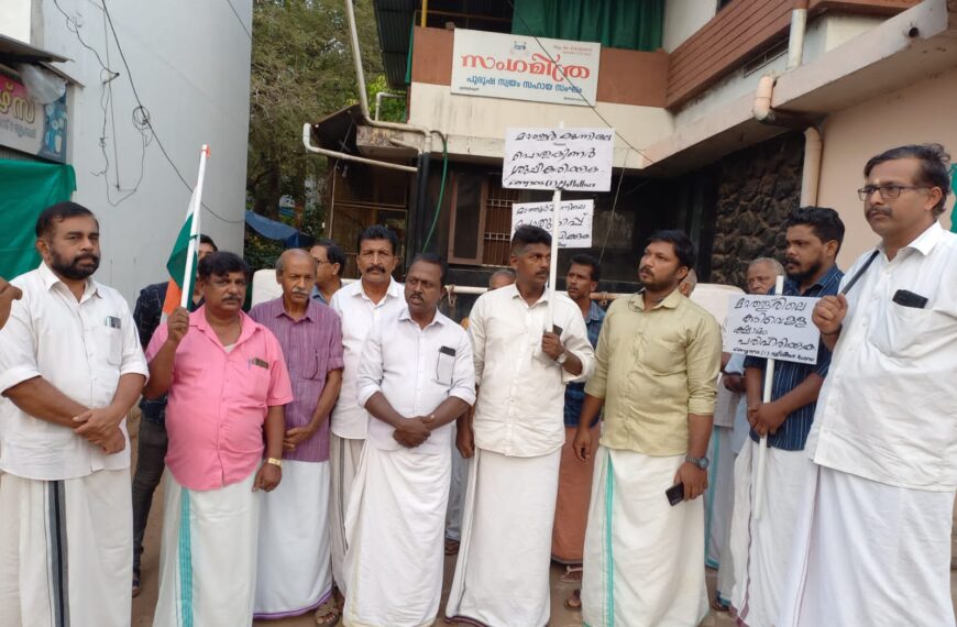  മറ്റത്തൂര്‍കുന്നില്‍ പ്രദേശവാസികള്‍ കുടിവെള്ളത്തിനായി വര്‍ഷങ്ങളായി ഉപയോഗിച്ച് വരുന്ന പൊതു കിണറില്‍ കോളിഫോം ബാക്ടീരിയയുടെ സാന്നിദ്ധ്യം കണ്ടെത്തിയതില്‍ കോണ്‍ഗ്രസ് മറ്റത്തൂര്‍ മണ്ഡലം കമ്മിറ്റിയുടെ നേതൃത്വത്തില്‍ ധര്‍ണ്ണ നടത്തി