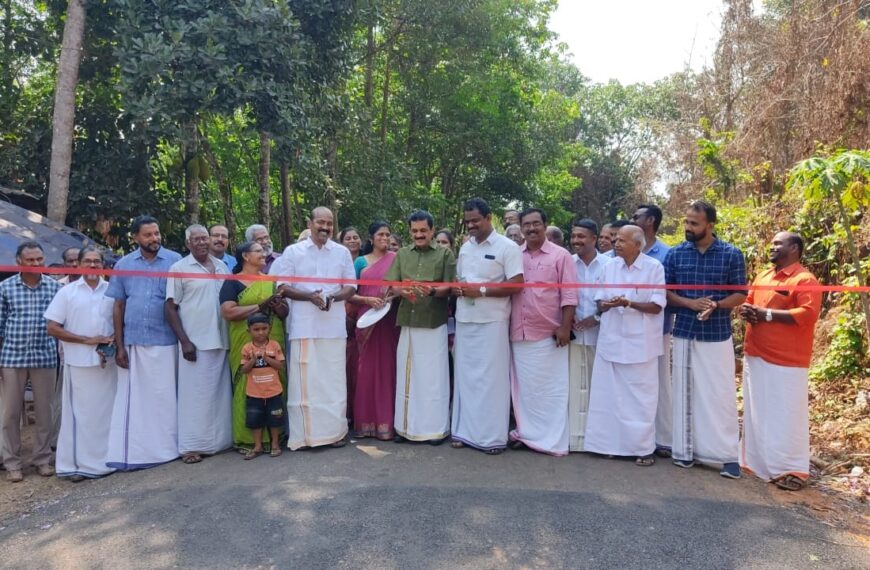 മുഖ്യമന്ത്രിയുടെ പ്രാദേശിക റോഡ് പുനരുദ്ധാരണ പദ്ധതിയില്‍ ഉള്‍പ്പെടുത്തി നവീകരിച്ച കള്ളായി റോഡ് കെ.കെ. രാമചന്ദ്രന്‍ എംഎല്‍എ ഉദ്ഘാടനം ചെയ്തു