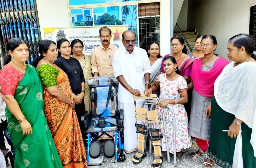 പുതുക്കാട് ഗ്രാമപഞ്ചായത്ത് ഭിന്നശേഷിക്കാര്‍ക്ക് നല്‍കുന്ന ഉപകരണത്തിന്റെ വിതരണോദ്ഘാടനം പഞ്ചായത്ത് പ്രസിഡന്റ് കെ.എം. ബാബുരാജ് നിര്‍വഹിച്ചു