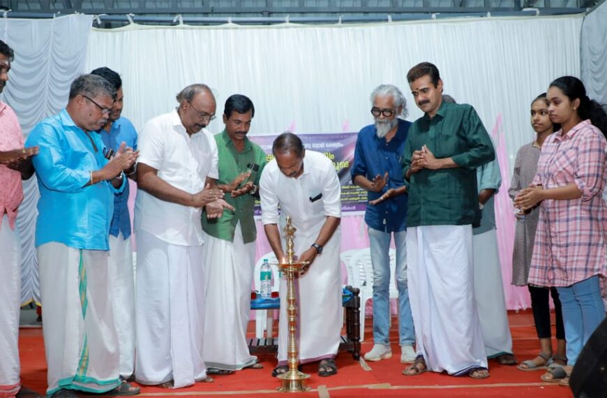 പറപ്പൂക്കര സുബ്രഹ്മണ്യസ്വാമി ക്ഷേത്രത്തിലെ ഷഷ്ഠി മഹോത്സവത്തിന് തുടക്കമായി. ആഘോഷപരിപാടികളുടെ ഉദ്ഘാടനം കൊച്ചിന്‍ ദേവസ്വം ബോര്‍ഡ് പ്രസിഡന്റ് ഡോ. എം.കെ. സുദര്‍ശന്‍ നിര്‍വ്വഹിച്ചു