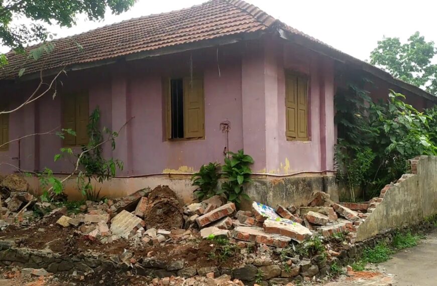 വെള്ളിക്കുളങ്ങര സര്‍ക്കാര്‍ യുപി സ്‌കൂളിന്റെ ചുറ്റുമതില്‍ ഇടിഞ്ഞു വീണു