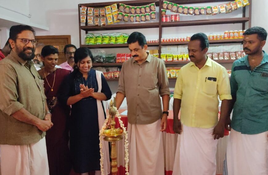 മറ്റത്തൂര്‍ പഞ്ചായത്തിലെ നൂലുവള്ളിയിലെ എആര്‍ഡി 194 റേഷന്‍ കടയില്‍ പ്രവര്‍ത്തനം ആരംഭിച്ച കെ സ്‌റ്റോറിന്റെ ഉദ്ഘാടനം കെ.കെ. രാമചന്ദ്രന്‍ എംഎല്‍എ നിര്‍വഹിച്ചു