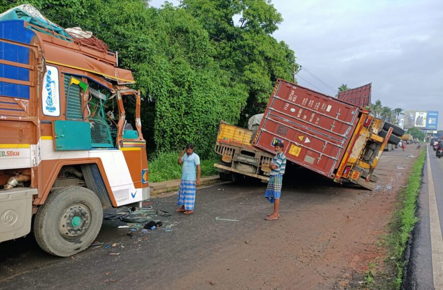 പുതുക്കാട് നിർത്തിയിട്ട ലോറിയിൽ ഇടിച്ച് നിയന്ത്രണംവിട്ട കണ്ടെയ്നർ ലോറി മറ്റൊരു ലോറിയുടെ മുകളിലേക്ക് മറിഞ്ഞു