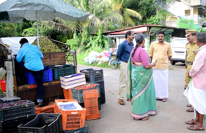 ആമ്പല്ലൂരിലെ അനധികൃത തെരുവോര കച്ചവടം അളഗപ്പനഗർ പഞ്ചായത്ത് അധികൃതർ ഒഴിപ്പിച്ചു