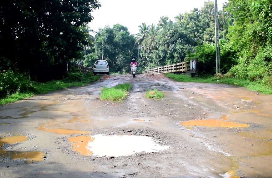 കച്ചേരിക്കടവ് പാലം കടന്നുപോകുന്നവരുടെ ദുരിത യാത്രക്ക് ഇനിയും അറുതിയായില്ല. ആറു വര്‍ഷത്തോളമായ യാത്രാ ദുരിതം ഒരു മഴക്കാലം കൂടി അനുഭവിക്കാന്‍ വിധിക്കപ്പെട്ടിരിക്കുകയാണ് പൊതുജനം