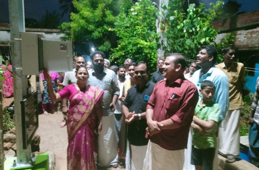 ജില്ലാപഞ്ചായത്ത് പദ്ധതി പ്രകാരം പറപ്പൂക്കര ഗ്രാമപഞ്ചായത്തിലെ പതിനേഴാം വാര്‍ഡില്‍ അനുവദിച്ച മിനി മാസ്റ്റ് ലൈറ്റിന്റെ ഉദ്ഘാടനം ജില്ലാ പഞ്ചായത്ത് വൈസ് പ്രസിഡന്റ് ലതാ ചന്ദ്രന്‍ നിര്‍വഹിച്ചു
