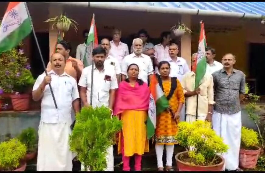 വെള്ളിക്കുളങ്ങര ഗവ. യുപി സ്‌കൂള്‍ വളപ്പിലെ മരങ്ങള്‍ മുറിച്ചുമാറ്റിയതില്‍ അഴിമതിയുണ്ടെന്ന് ആരോപണം. കോണ്‍ഗ്രസ് പ്രവര്‍ത്തകര്‍ സ്‌കൂളിനു മുന്നില്‍ ധര്‍ണ നടത്തി