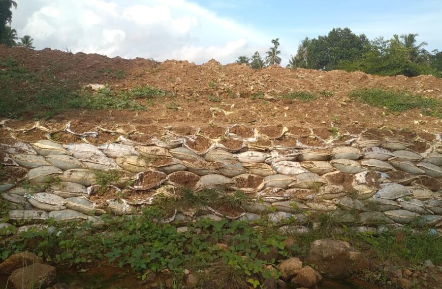 കുറുമാലിപ്പുഴയുടെ വിവിധ ഭാഗങ്ങളില്‍ ജലസേചന വിഭാഗം നിര്‍മിക്കുന്ന താല്‍ക്കാലിക ചിറയില്‍ പ്ലാസ്റ്റിക് ചാക്കുകള്‍ ഉപയോഗിക്കുന്ന രീതിക്കു പകരം സംവിധാനം കണ്ടെത്തണമെന്നു സംസ്ഥാന മനുഷ്യാവകാശ കമ്മീഷന്‍