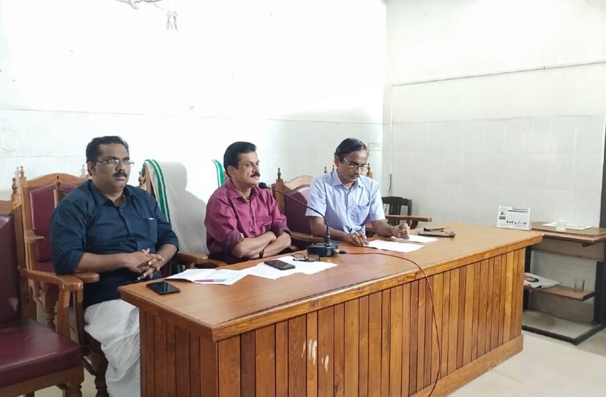കച്ചേരി കടവ് പാലം അപ്രോച്ച് റോഡിന്റെ നിര്‍മ്മാണത്തിനായി മരങ്ങള്‍ മുറിച്ചുമാറ്റുന്നത് ഉള്‍പ്പെടെയുള്ള വനംവകുപ്പിന്റെ നടപടികള്‍ അടിയന്തരമായി സ്വീകരിക്കണമെന്ന് കെ.കെ. രാമചന്ദ്രന്‍ എംഎല്‍എ ഉദ്യോഗസ്ഥരോട് ആവശ്യപ്പെട്ടു