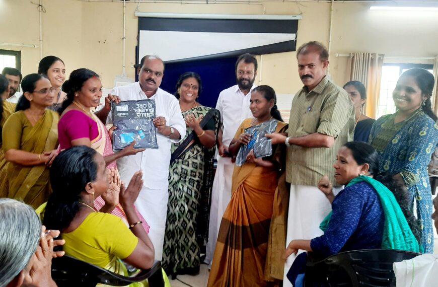 പുതുക്കാട് ഗ്രാമപഞ്ചായത്തിലെ ഹരിത കര്‍മ്മസേന അംഗങ്ങള്‍ക്ക് മഴക്കോട്ട് വിതരണം ചെയ്തു. പഞ്ചായത്ത് പ്രസിഡന്റ് കെ.എം. ബാബുരാജ് വിതരണോദ്ഘാടനം നടത്തി