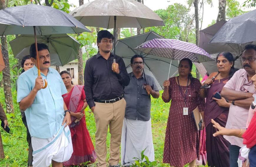 പുതുക്കാട് മിനി സിവില്‍ സ്‌റ്റേഷന്‍ നിര്‍മ്മിക്കുന്നതിനായി നിശ്ചയിച്ചിട്ടുള്ള സ്ഥലത്ത് എംഎല്‍എയും ജില്ലാകളക്ടറും അടങ്ങുന്ന സംഘം സ്ഥലം സന്ദര്‍ശിച്ചു