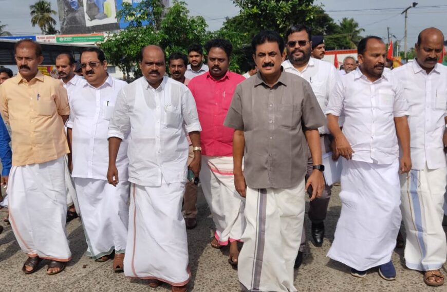 ദേശീയപാത 544 ല്‍ 60 കിലോമീറ്ററിനുള്ളില്‍ രണ്ടാമത്തെ ടോള്‍ ബൂത്ത് പ്രവര്‍ത്തനം ആരംഭിച്ച സാഹചര്യത്തില്‍ പാലിയേക്കരയിലെ ടോള്‍ പ്ലാസ അടച്ചു പൂട്ടണമെന്നും ഇതിനായി കേന്ദ്രസര്‍ക്കാരും ദേശീയപാത അതോറിറ്റിയും നടപടി സ്വീകരിക്കണമെന്നും കെ.കെ. രാമചന്ദ്രന്‍ എംഎല്‍എ ആവശ്യപ്പെട്ടു