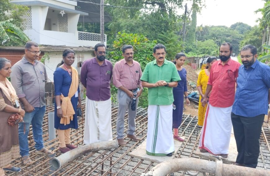 പുതുക്കാട് ചെറുവാള്‍ നെടുമ്പാള്‍ റോഡില്‍ കേളിത്തോട് പാലത്തിന്റെ പുനര്‍ നിര്‍മ്മാണം പുരോഗമിക്കുന്നു