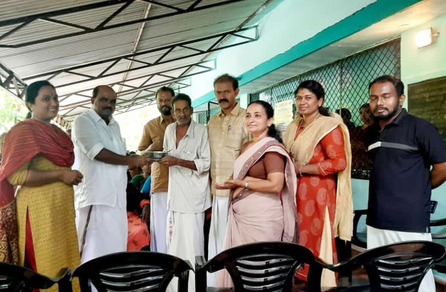 ചെങ്ങാലൂര്‍ ഗവ. ആയുര്‍വേദ ഡിസ്‌പെന്‍സറിയില്‍ നടന്ന കര്‍ക്കിടക കഞ്ഞി വിതരണം പുതുക്കാട് പഞ്ചായത്ത് പ്രസിഡന്റ് കെ.എം. ബാബുരാജ് ഉദ്ഘാടനം ചെയ്തു