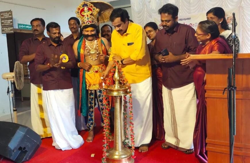 പറപ്പൂക്കര പഞ്ചായത്തിന്റെ നേതൃത്വത്തില്‍ നിര്‍ദ്ദനര്‍ക്ക് ഓണപുടവയും ഹരിത സേനാംഗങ്ങള്‍ക്ക് ബോണസും വിതരണം ചെയ്തു