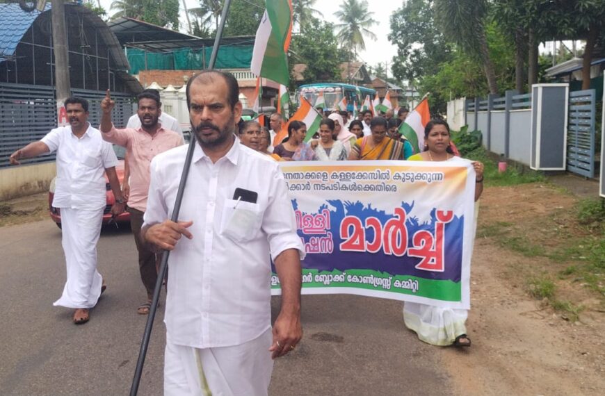 കോണ്‍ഗ്രസ് നേതാക്കള്‍ക്കെതിരെ പൊലീസ് കള്ളകേസെടുക്കുന്നുവെന്നാരോപിച്ച് വരന്തരപ്പിള്ളി പോലീസ് സ്‌റ്റേഷനിലേക്ക് മാര്‍ച്ച് നടത്തി