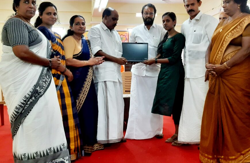 പുതുക്കാട് ഗ്രാമ പഞ്ചായത്തിലെ എസ് സി വിഭാഗത്തില്‍പ്പെട്ട ഡിഗ്രി, ഡിപ്‌ളോമ വിദ്യാര്‍ത്ഥികള്‍ക്ക് ലാപ്‌ടോപ്പ് വിതരണം ചെയ്തു
