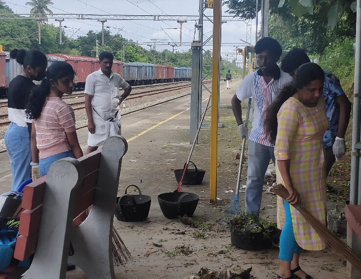 പുതുക്കാട് റെയില്‍വേ സ്‌റ്റേഷനിലെ രണ്ട് പ്ലാറ്റ്‌ഫോമുകളും മുപ്ലിയം ഐസിസിഎസ് കോളേജിലെ എന്‍എസ്എസ് യൂണിറ്റിന്റെ നേതൃത്വത്തില്‍ ശുചീകരണം നടത്തി