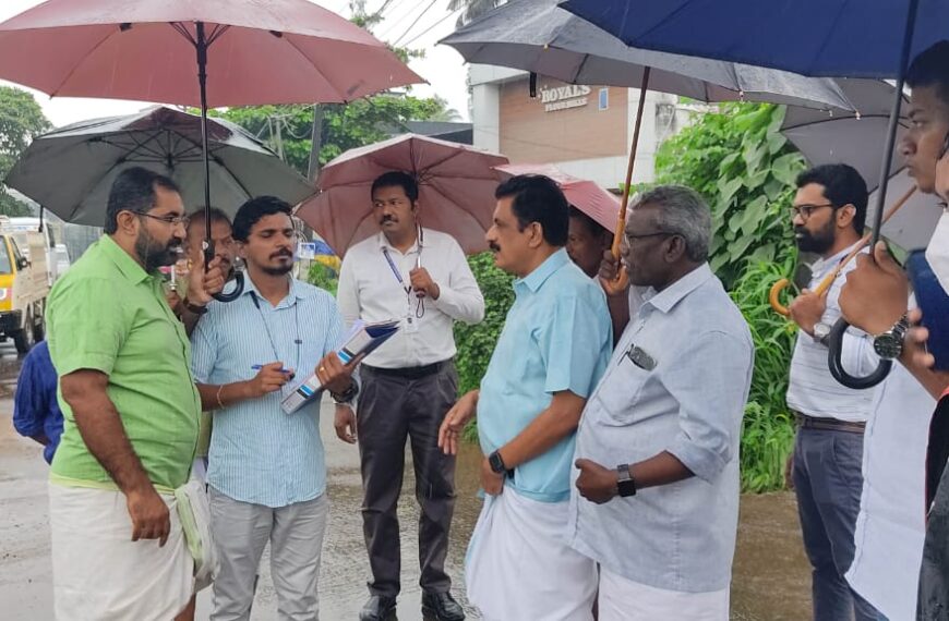 പുതുക്കാട് ഫുട് ഓവര്‍ ബ്രിഡ്ജ് നിര്‍മ്മാണത്തിനായി ദേശീയ പാത ഉദ്യോഗസ്ഥരും കെ.കെ. രാമചന്ദ്രന്‍ എംഎല്‍എ യുടെ നേതൃത്വത്തില്‍ ജനപ്രതിനിധികളും സ്ഥലങ്ങള്‍ സന്ദര്‍ശിച്ചു വിലയിരുത്തി