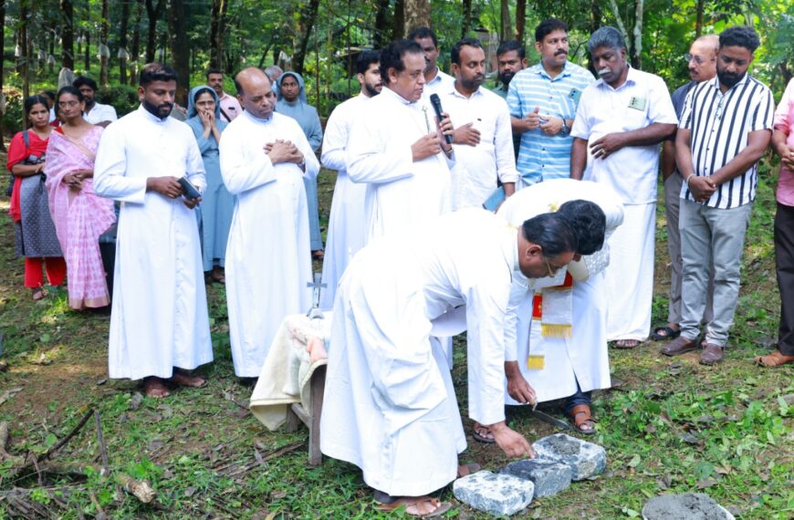 തൃശൂര്‍ അതിരൂപത മുന്‍ മെത്രാപൊലീത്ത മാര്‍ ജേക്കബ് തൂങ്കുഴിയുടെ മെത്രാഭിഷേക സുവര്‍ണ ജൂബിലി ആഘോഷങ്ങളുടെ ഭാഗമായി കല്ലൂര്‍ കിഴക്കേ ഇടവകയില്‍ നിര്‍മിക്കുന്ന മൂന്നു ഭവനങ്ങളുടെ ശിലാസ്ഥാപനം നടത്തി