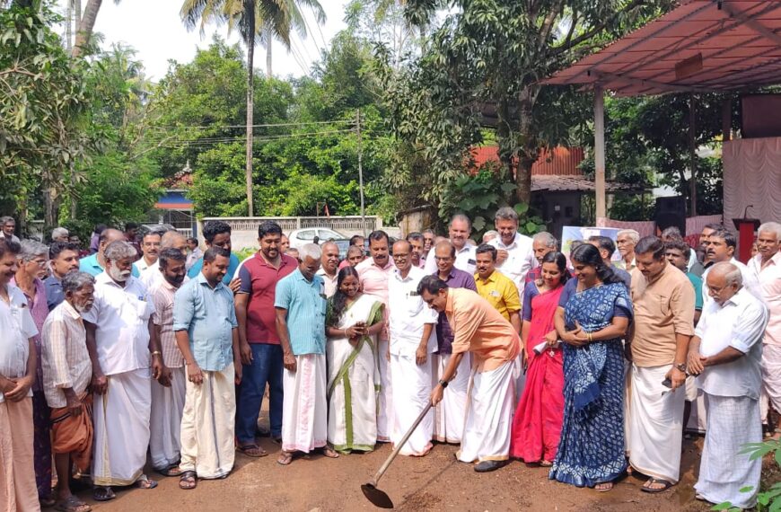 വരന്തരപ്പിള്ളി പഞ്ചായത്തിലെ കുഞ്ഞക്കര റോഡ് നവീകരിക്കുന്നു. റോഡിന്റെ നിര്‍മ്മാണോദ്ഘാടനം കെ.കെ. രാമചന്ദ്രന്‍ എംഎല്‍എ നിര്‍വഹിച്ചു