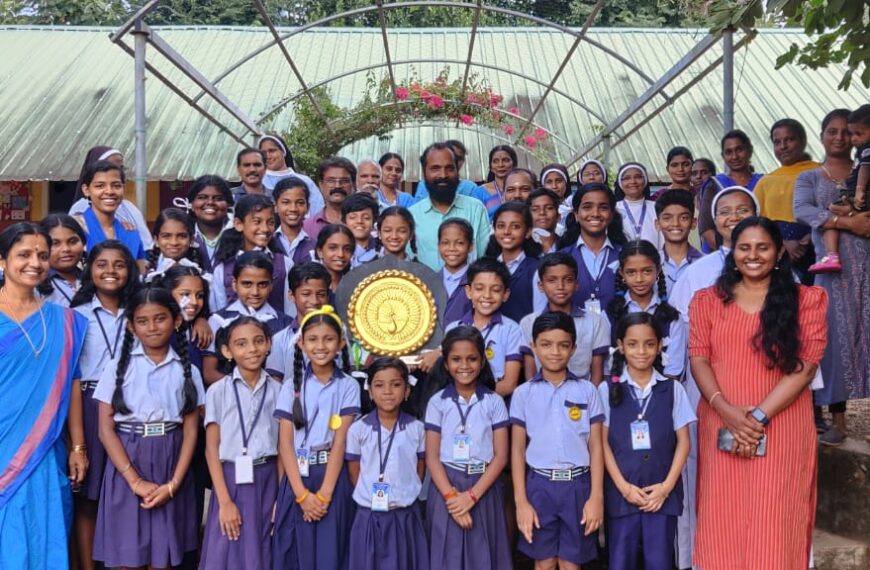 ഇരിങ്ങാലക്കുട ഉപജില്ല കലോത്സവം എല്‍പി വിഭാഗത്തില്‍ ഓവറോള്‍ രണ്ടാം സ്ഥാനം കരസ്ഥമാക്കിയ നെന്മണിക്കര എം.കെ.എം.സി.യു.പി. സ്‌കൂളിലെ വിദ്യാര്‍ത്ഥികളെ നെന്മണിക്കര ഗ്രാമപഞ്ചായത്ത് പ്രസിഡന്റ് ടി.എസ്. ബൈജു അനുമോദിച്ചു