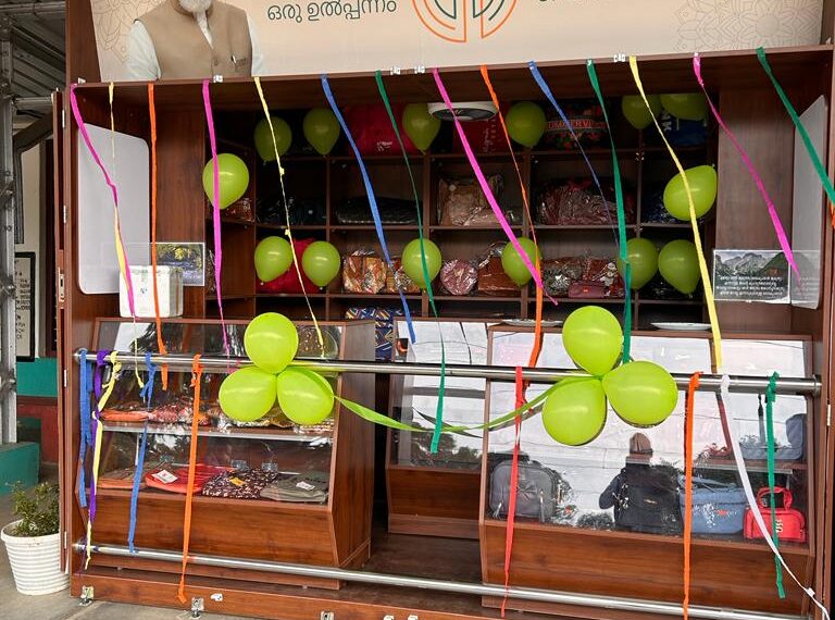 പുതുക്കാട് റെയില്‍വേ സ്‌റ്റേഷനില്‍ ഒരു സ്‌റ്റേഷന്‍ ഒരു ഉല്‍പ്പന്നം പദ്ധതിയുടെ ഭാഗമായി സ്റ്റാള്‍ ആരംഭിച്ചു