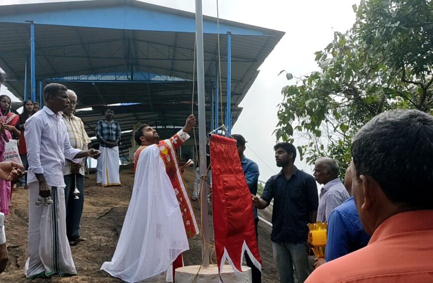 കനകമല തീര്‍ത്ഥാടന കേന്ദ്രത്തില്‍ ഭാരത പ്രവേശന തിരുനാളിന് കൊടിയേറി. കനകമല കുരിശുമുടിയില്‍ തീര്‍ത്ഥാടന കേന്ദ്രം റെക്ടര്‍ ഫാ.അലക്‌സ് കല്ലേലി കൊടിയേറ്റി