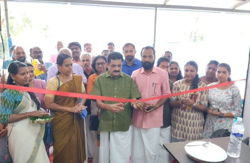 റേഷന്‍ കടകളുടെ മുഖഭാവവും ഉള്ളടക്കവും വിപ്ലവകരമായ മാറ്റത്തിന് വിധേയമാകുന്ന പദ്ധതിയുടെ ഭാഗമായി നെന്മണിക്കര ഗ്രാമപഞ്ചായത്തിലെ പാഴായി റേഷന്‍ കട കെ സ്‌റ്റോറായി ഉയര്‍ത്തി
