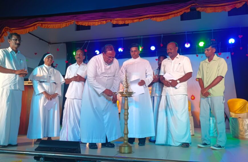 കല്ലൂര്‍ പടിഞ്ഞാറെ പള്ളിയിലെ മതബോധന യൂണിറ്റിന്റെ നേതൃത്വത്തില്‍ പള്ളിയില്‍ നിന്ന് മഠം കപ്പേളയിലേക്ക് ക്രിസ്തുരാജ റാലി നടത്തി