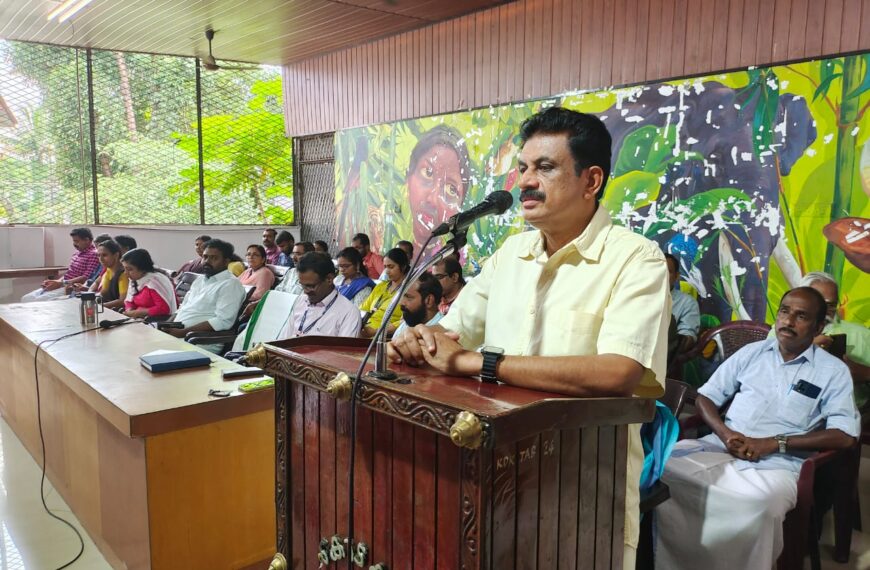 നവ കേരള സദസിനു മുന്നോടിയായി ജനപ്രതിനിധികളുടെയും പഞ്ചായത്ത് സെക്രട്ടറിമാരുടെയും സംഘാടക സമിതി ഭാരവാഹികളുടെയും യോഗം ബ്ലോക്ക് ഹാളില്‍ ചേര്‍ന്നു