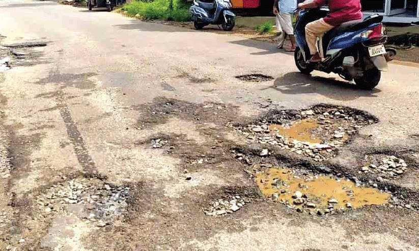 വെള്ളിക്കുളങ്ങര റോഡിലെ കോടാലി ഓവുങ്ങല്‍ ജംഗ്ഷനില്‍ രൂപപ്പെട്ട കുഴികള്‍ അപകടക്കണിയായി മാറുന്നു