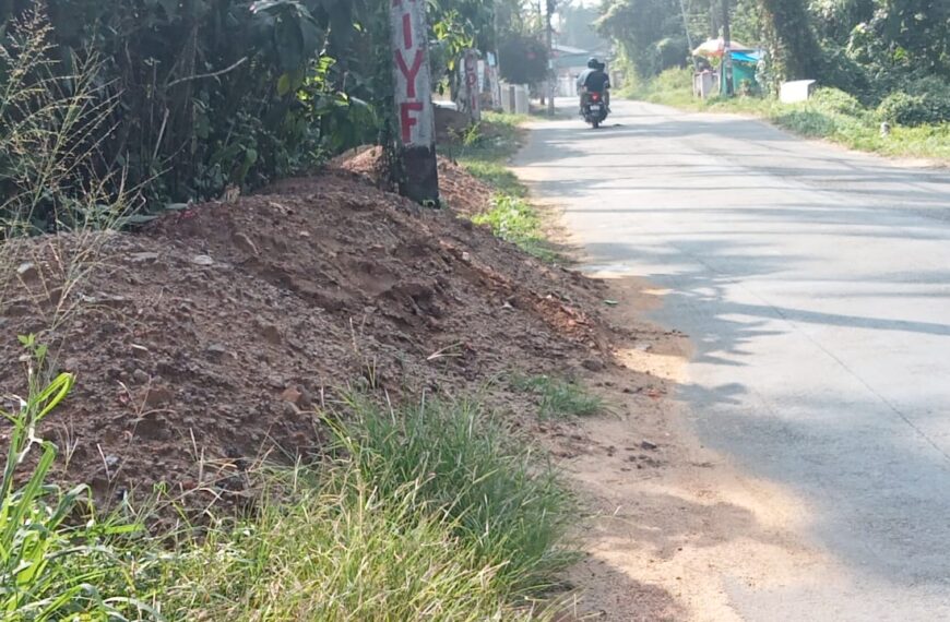 വരന്തരപ്പിള്ളി കുട്ടോലി പാടത്ത് റോഡരികില്‍ മണ്ണ് കൂട്ടിയിട്ടത് അപകടഭീഷണിയാകുന്നു