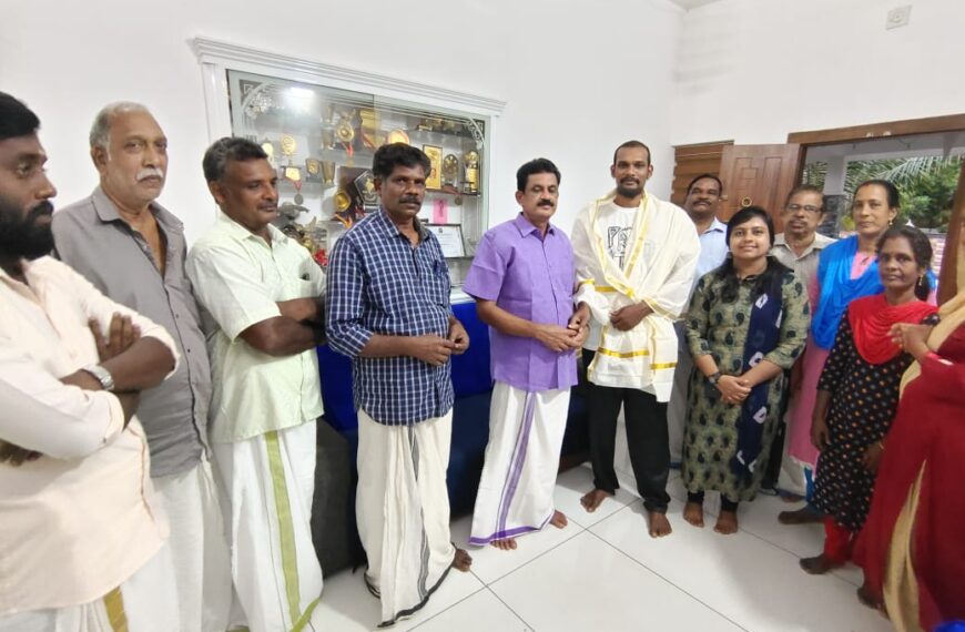 ഓഷ്യന്‍ ആന്‍ഡ് കോസ്റ്റല്‍ സേഫ്റ്റി എന്‍ജിനീയറിങ് എംടെക് വിഭാഗത്തില്‍ ഫസ്റ്റ് റാങ്ക് നേടിയ കോടാലി മുരുക്കിങ്ങില്‍ സ്വദേശിയായ സാരഥി സുരേന്ദ്രനെ കെ.കെ. രാമചന്ദ്രന്‍ എംഎല്‍എ വീട്ടിലെത്തി അനുമോദിച്ചു