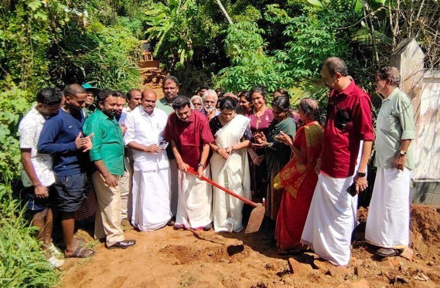 പുതുക്കാട് ഗ്രാമപഞ്ചായത്ത് അഞ്ചാം വാര്‍ഡിലെ വേങ്ങാട് ഉഴിഞ്ഞാല്‍ പാടം തോട് റോഡ് നവീകരിക്കുന്നു. റോഡിന്റെ നിര്‍മ്മാണോദ്ഘാടനം കെ.കെ. രാമചന്ദ്രന്‍ എംഎല്‍എ നിര്‍വഹിച്ചു